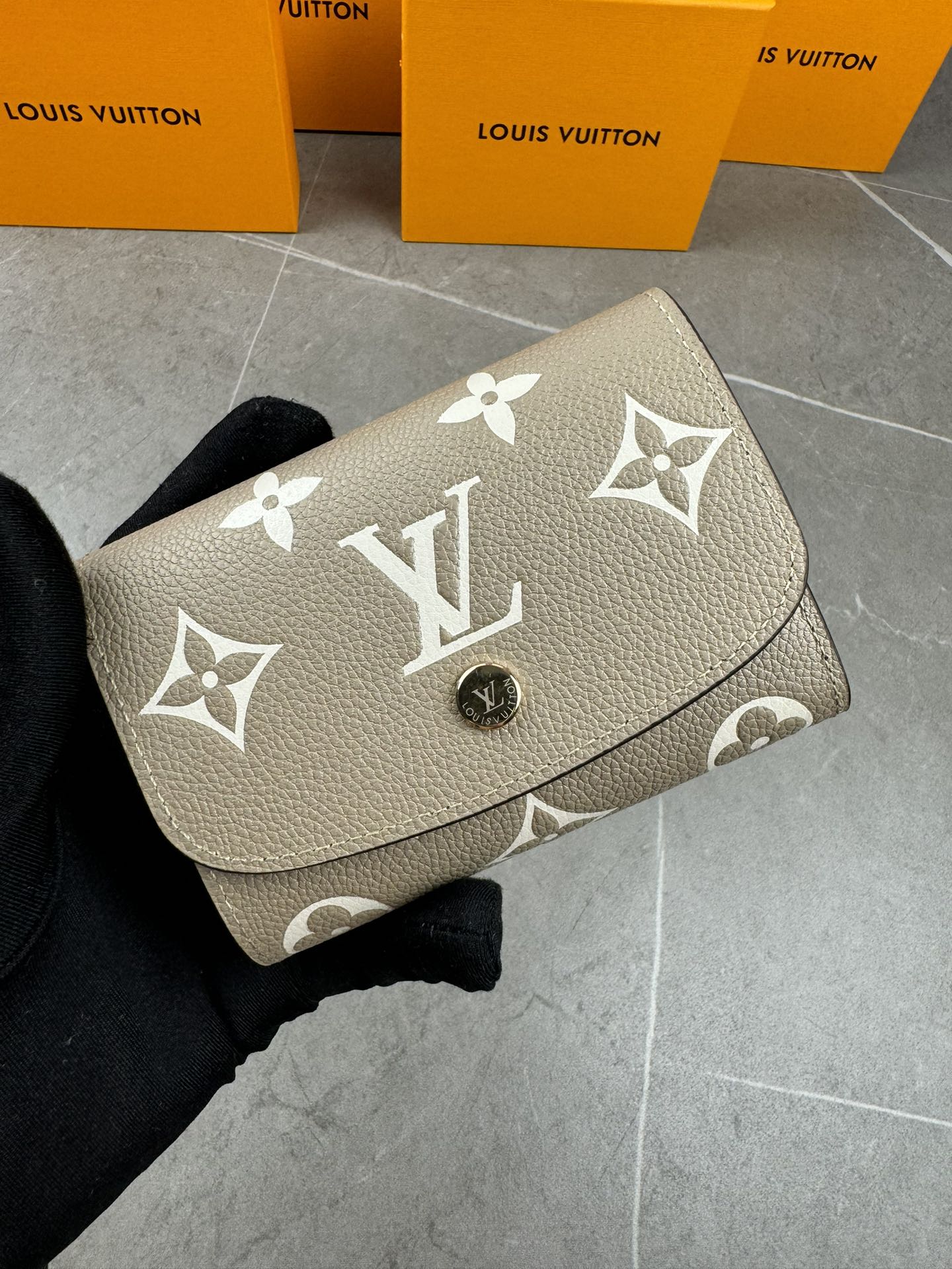 【ルイヴィトン】モノグラム型押しミニ財布 高機能で日常に最適4色